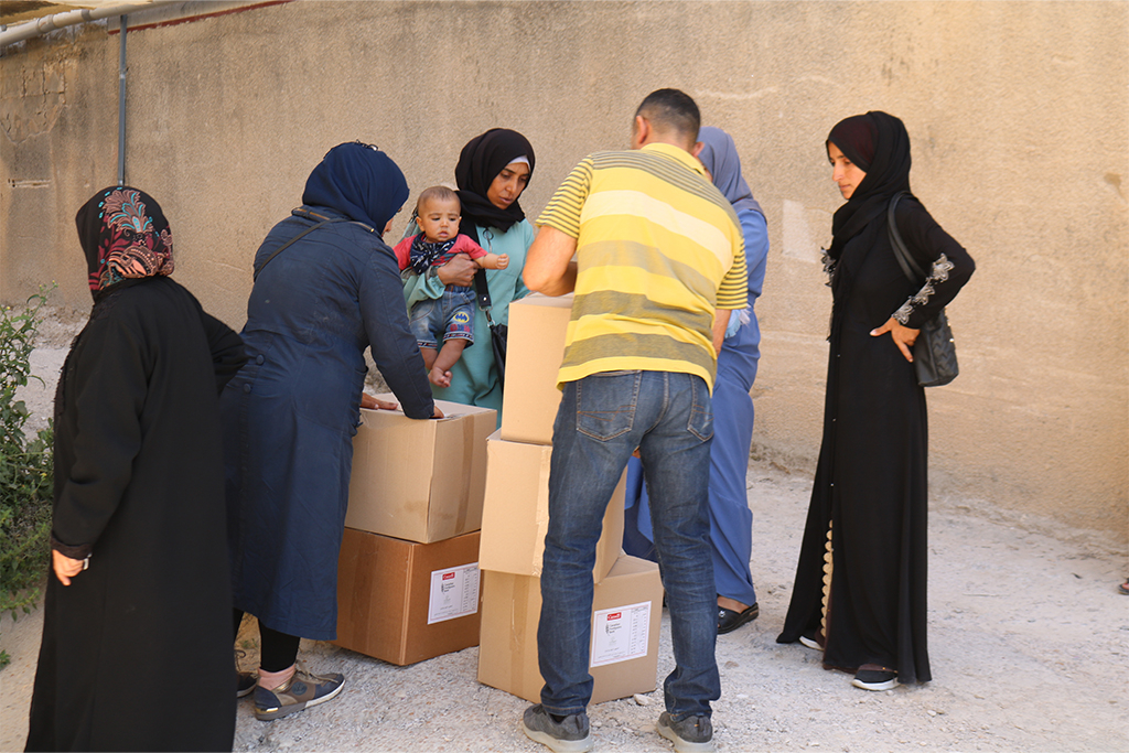 Lebanese Christian missionary delivers aid in cardboard boxes to Lebanese women